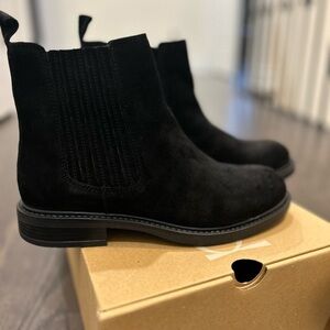 Floyd black suede chelsea boots